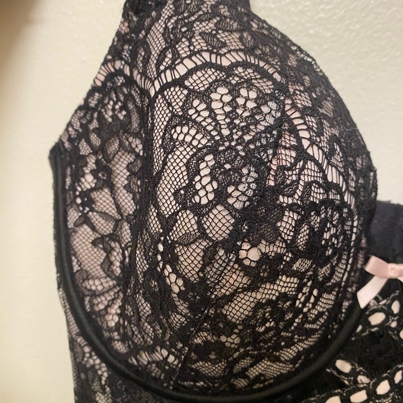 Victoria's Secret Black Lace Bra with Pink Accent - Picture 4 of 9